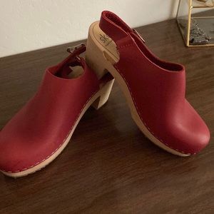 Skola clogs in burgundy